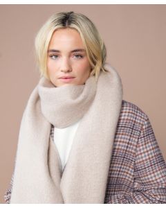Beechfield Fluffy Scarf – Soft Touch Winter Knit Accessory, Chunky Wrap Around Design, Oversized Design, Tassel Trim